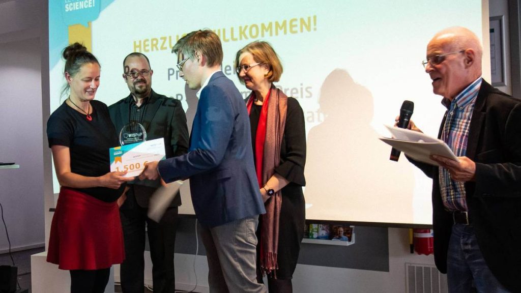 Dr. Josefine Lenz receiving the 2022 WISPoP prize for Science Communication